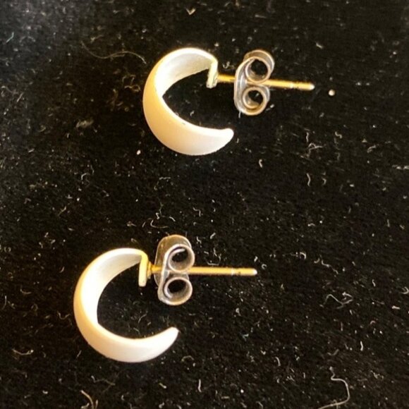 White Enamel Metal Pierced Earrings Vintage - Picture 1 of 3